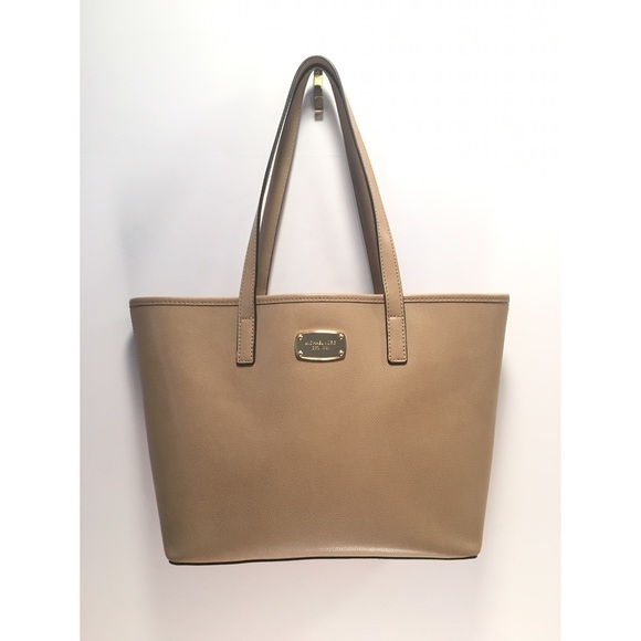Michael Kors Handbags - Michael Kors Jet Set Tan Tote ✨🌸✨